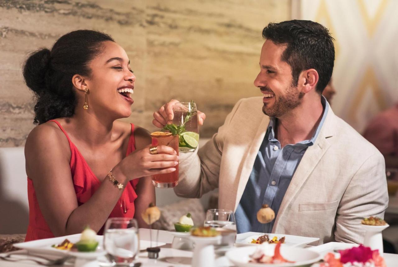 Nickelodeon Hotels & Resorts Punta Cana Eksteriør bilde A couple dining at a restaurant