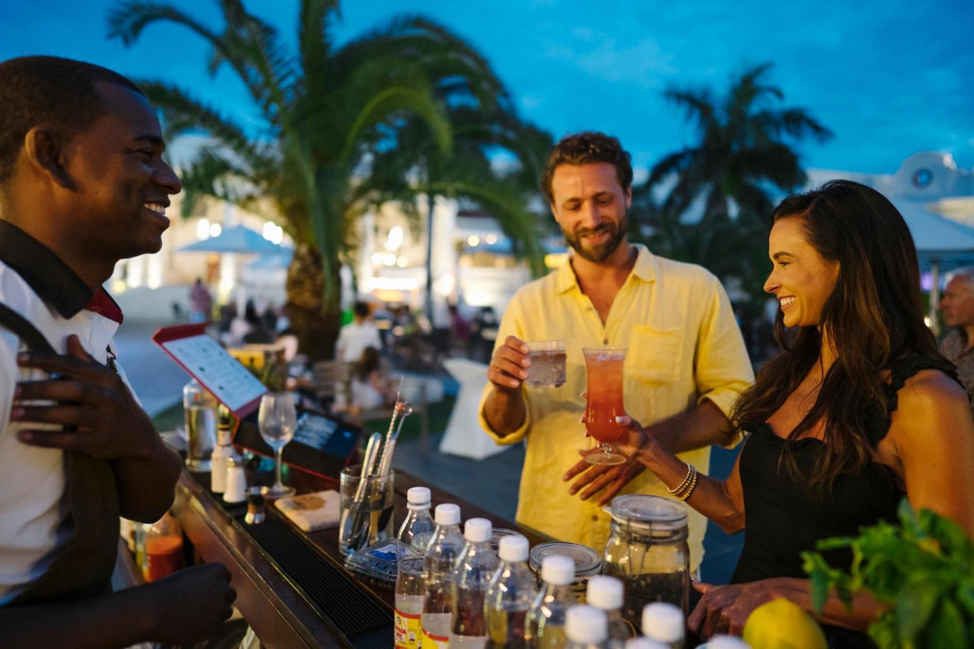 Nickelodeon Hotels & Resorts Punta Cana Eksteriør bilde A bartender serving drinks