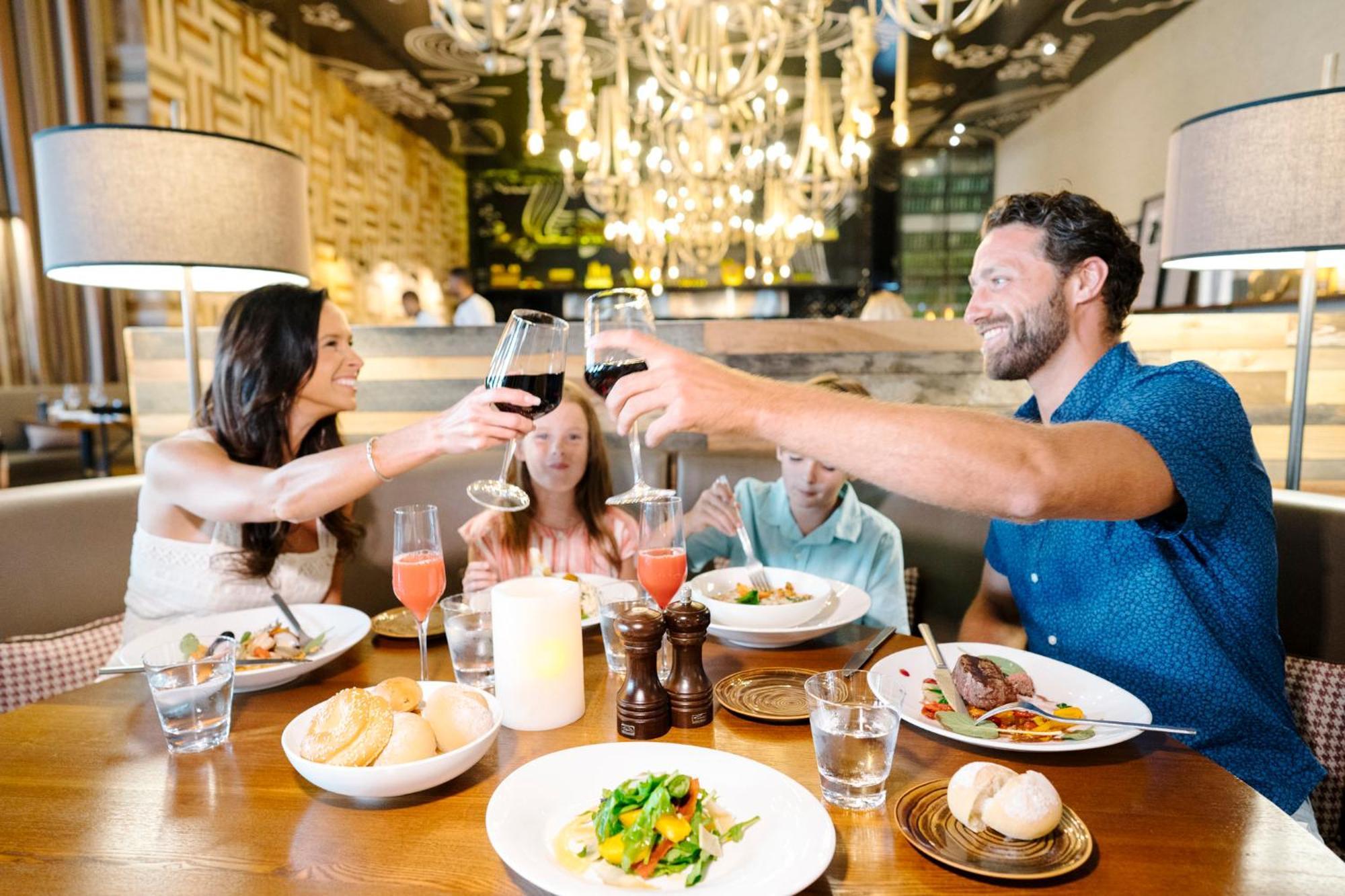 Nickelodeon Hotels & Resorts Punta Cana Eksteriør bilde A group of friends dining together